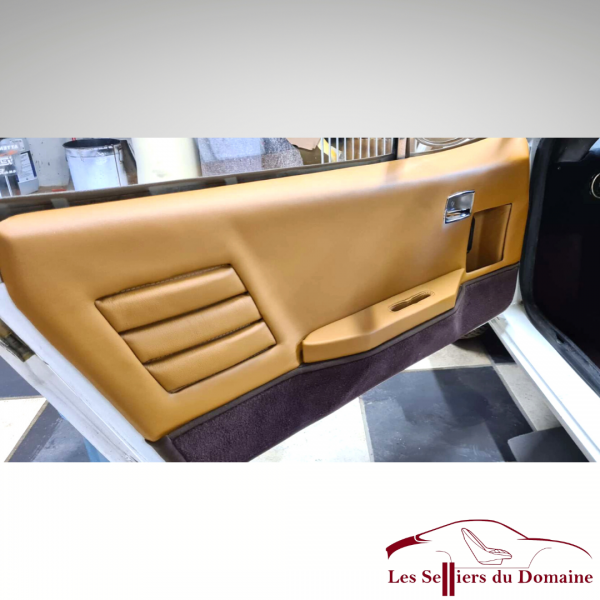 Garniture de porte Alpine A310 4 Cylindres en cuir couleur beige et bas de porte en moquette marron chocolat