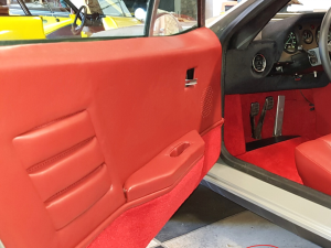 Garniture de porte Alpine A310 4 Cylindres en cuir couleur rouge bordeaux et bas de porte en moquette rouge rubis