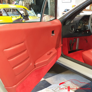 Garniture de porte Alpine A310 4 Cylindres en cuir couleur rouge bordeaux et bas de porte en moquette rouge rubis