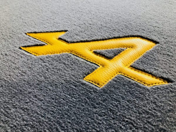Renault Alpine set sur tapis sur-tapis gris jaune