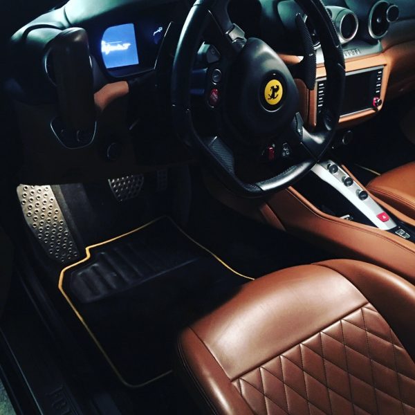 Ferrari sur tapis sur-tapis moquette noir jaune