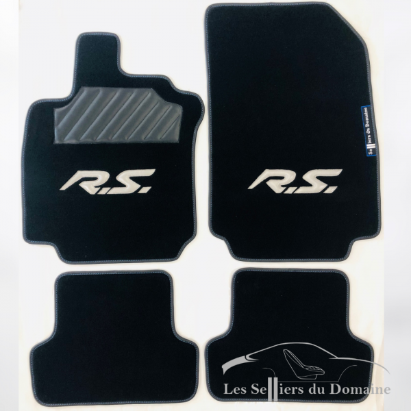 Sur tapis Clio 3RS moquette noire avec lettres RS en cuir gris argent