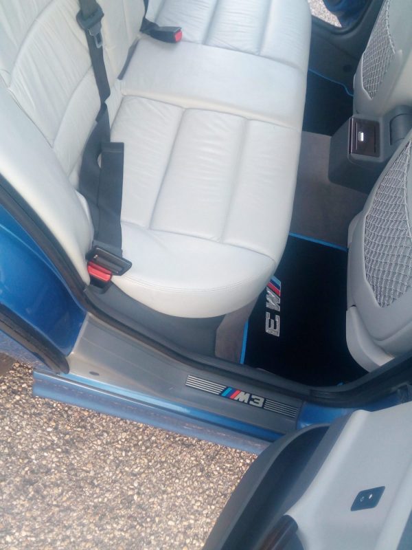 Sur tapis BMW Pack M3 moquette noir bleu