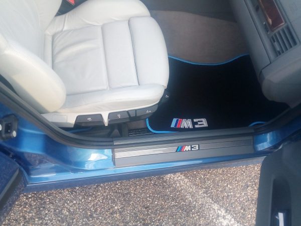 Sur tapis BMW Pack M3 moquette noir bleu