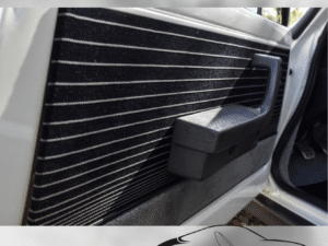 Panneau de porte Renault 5 Turbo tissu noir rayé gris, moquette grise, vue nette